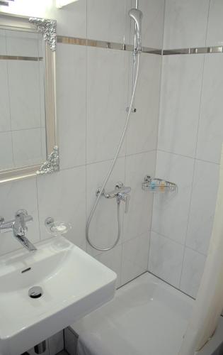 Single Room image 3