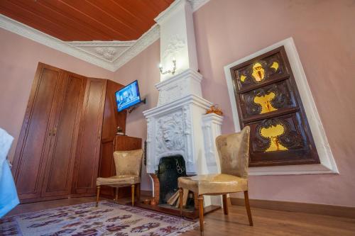 Family Room with Garden View image 4