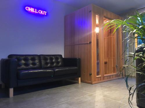 LE CHILL Suite & SPA (Jacuzzi et Sauna privés) (LE CHILL Suite & SPA (Jacuzzi et Sauna prives)) in Буасі-Сен-Леже