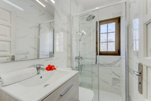 Wonderful apartment with a Sea view, WiFi, Pool 5