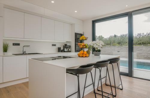 Konyha, Luxury Villa Weiss - Malinska - Heated Pool - Central floor heating in Winter (Luxury Villa Weiss - Malinska - Heated Pool - Central floor heating in Winter - Osmosis System in ki) in Milcetici