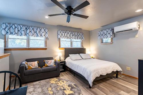 . Sea Cave, OBX gem, private studio, couple's nest!
