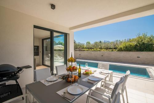 Erkély/terasz, Luxury Villa Weiss - Malinska - Heated Pool - Central floor heating in Winter (Luxury Villa Weiss - Malinska - Heated Pool - Central floor heating in Winter - Osmosis System in ki) in Milcetici