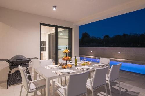 Erkély/terasz, Luxury Villa Weiss - Malinska - Heated Pool - Central floor heating in Winter (Luxury Villa Weiss - Malinska - Heated Pool - Central floor heating in Winter - Osmosis System in ki) in Milcetici