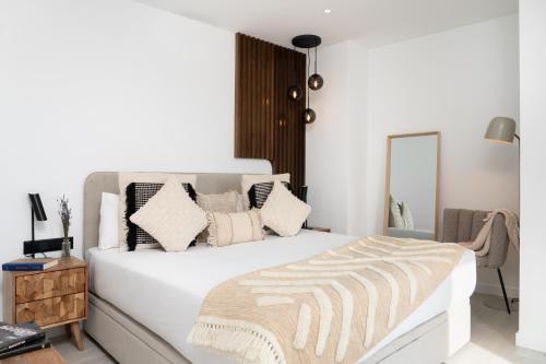 One-Bedroom Apartment with Balcony I