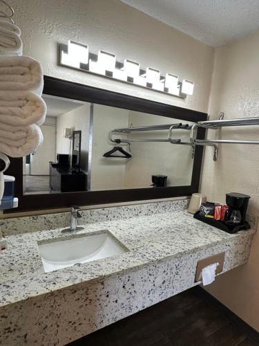 Fürdőszoba, Ambassador Inn "WEEKLY RATE AVAILABLE" in Perryton (TX)
