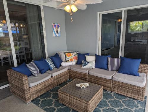 Blue Flamingo - Pool, Sunsets, Dock, Lift, Direct Gulf Access! in Cape Coral, USA