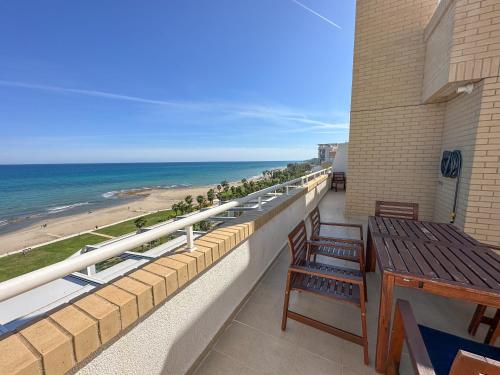 Two-Bedroom Superior Apartment with Frontal Sea View image 5