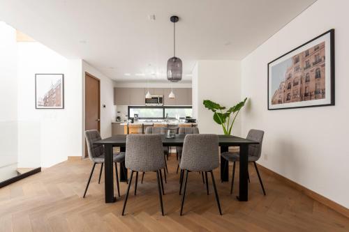 Inspiring 3BR Duplex with Terrace in Polanco room in Schiller 122 by Wynwood House