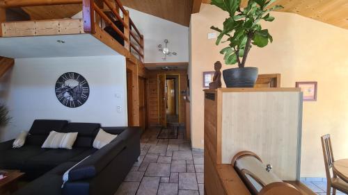 Chez Pewee, beau duplex en ville, parc privé (Chez Pewee, beau duplex en ville, parc prive) in Martigny