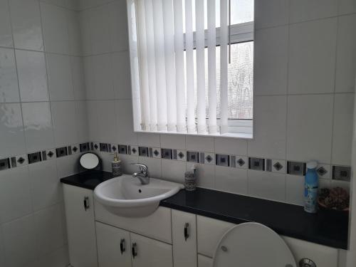 Immaculate 3-Bed House with free parking in Bolton