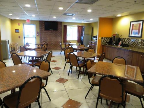 Microtel by Wyndham South Bend Notre Dame University - image 40