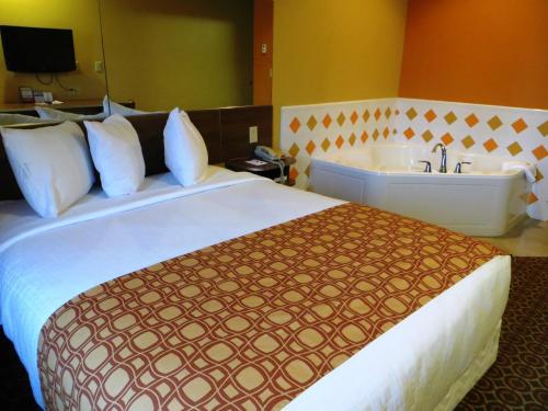 Microtel by Wyndham South Bend Notre Dame University - image 38