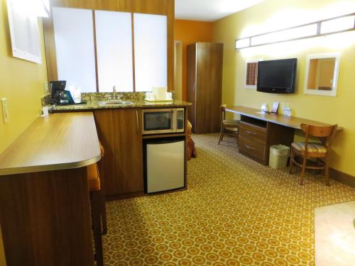 Microtel by Wyndham South Bend Notre Dame University - image 43