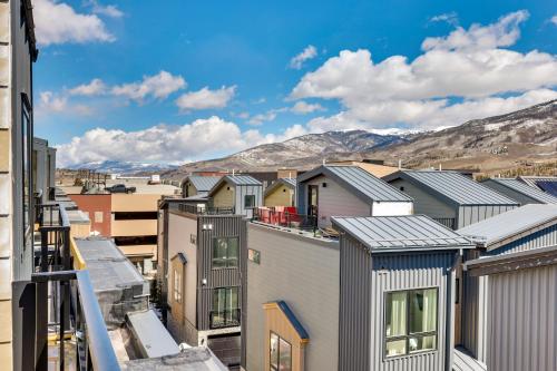 Luxe Silverthorne Home with Rooftop View and Hot Tub!