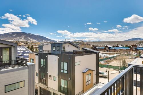 Luxe Silverthorne Home with Rooftop View and Hot Tub!