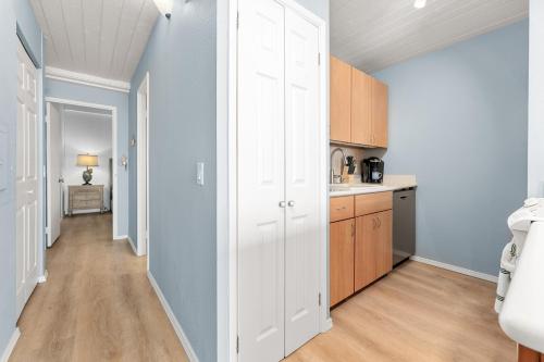 Convenient to downtown Kihei, across famous Charley Young Beach, 3 pool, tennis courts MV3407 thumb 3