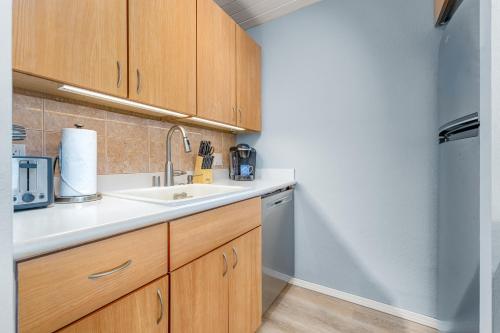 Convenient to downtown Kihei, across famous Charley Young Beach, 3 pool, tennis courts MV3407 detail