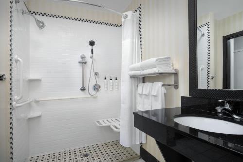 King Room with Roll-in Shower - Mobility and Hearing Accessible