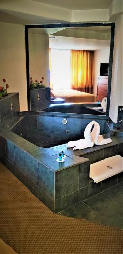 Pezsgőfürdő, Hotel Finisterre near Anahuacalli