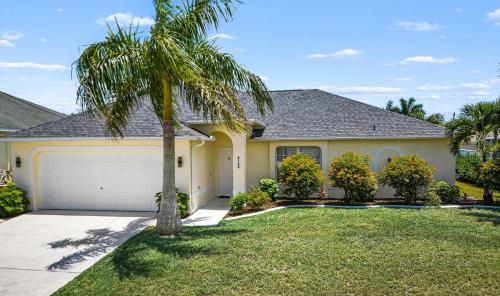 Peaceful & elegant with a private pool Home