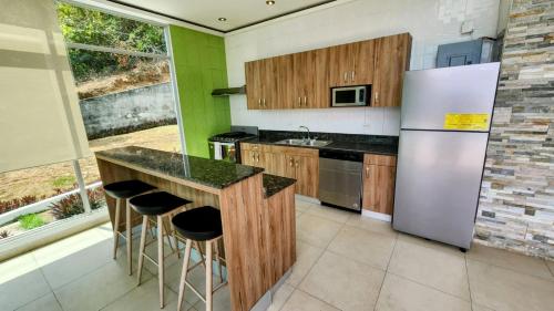 Casa Moderna con Piscina Climatizada Altos del María (Casa Moderna con Piscina Climatizada Altos del Maria) in La Laguna