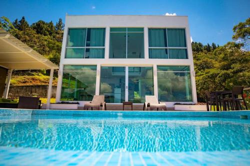 Peldbaseins, Casa Moderna con Piscina Climatizada Altos del María (Casa Moderna con Piscina Climatizada Altos del Maria) in La Laguna