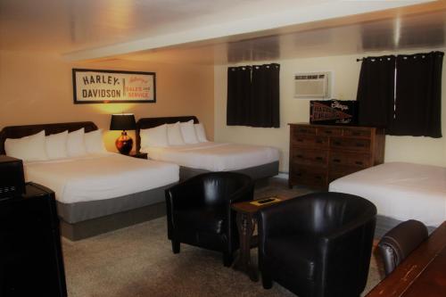 1 king bed, 2 queen beds
