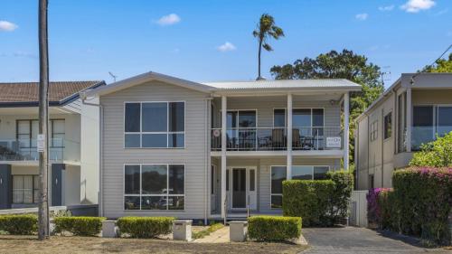 Family Beachhouse - Waterfront Ettalong Beach