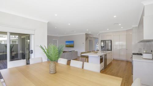 Instalaciones, Ocean Breeze - Umina Beach in Umina Beach