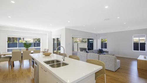 Instalaciones, Ocean Breeze - Umina Beach in Umina Beach