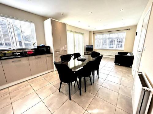 Konyha, Fantastic Holiday Home in Lee Chapel North