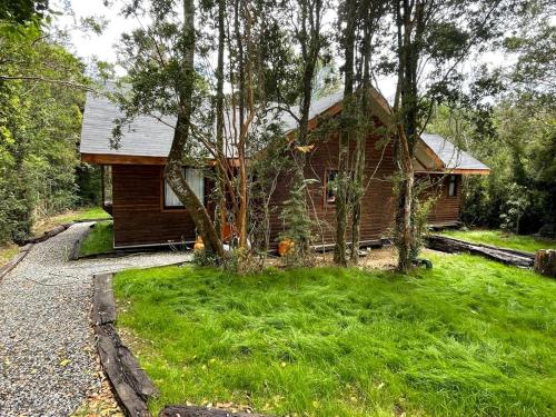 . Cabaña del bosque con estero