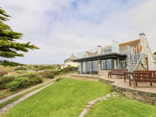 Exterior view, Trelawns in Mawgan Porth