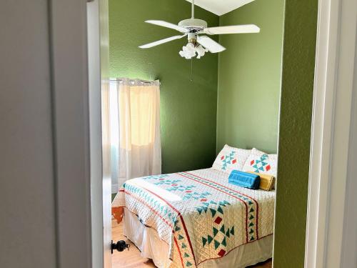 Rustic retreat room with desk in country house in Hemet, USA