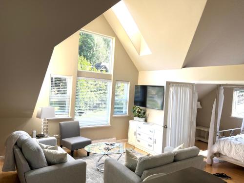 Sea and Cedar Retreat-a home in a tranquil setting in Cowichan Bay, Canada