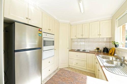 Konyha, StayAU Ringwood 2BR Rental House meters from Eastland in Mitcham