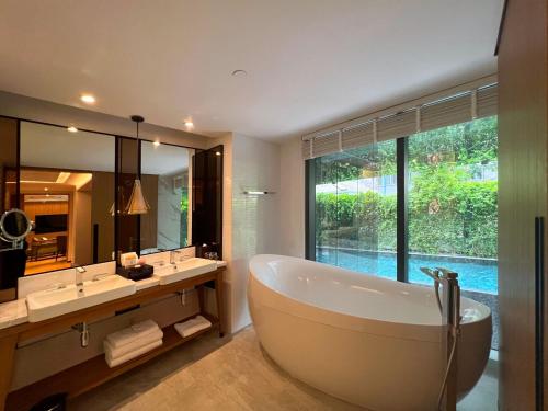 room detail thumbnail 2