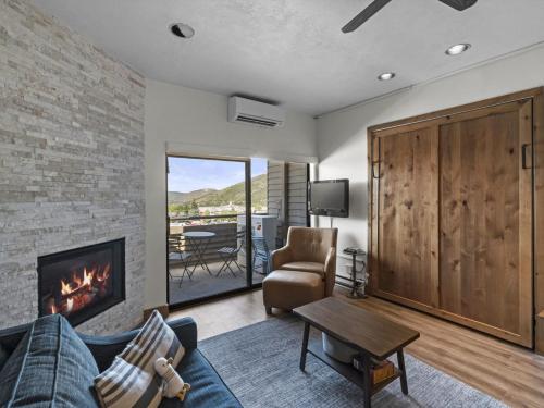 Cozy Ski In Ski Out Studio with Hot Tub Access - Apartment - Park City