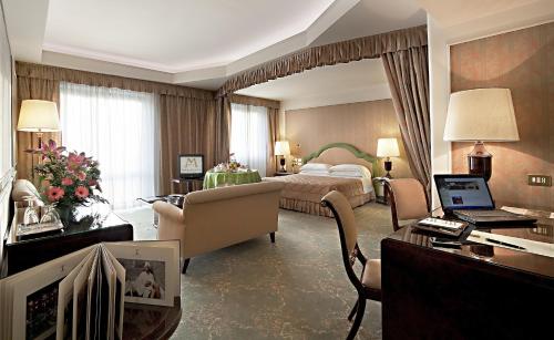 1 king bed, 1 twin bed