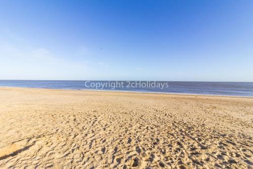 4 Berth Chalet To Hire In Just Walking Distance To Hemsby Beach Ref 18152b