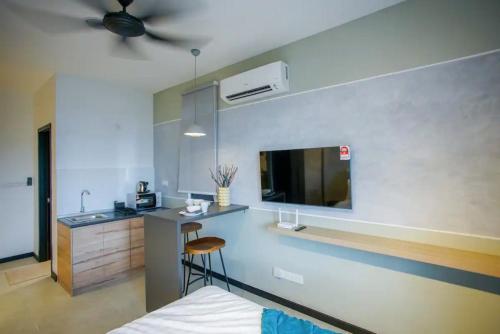 Guestroom, Neu Suites by COBNB near Great Eastern Mall
