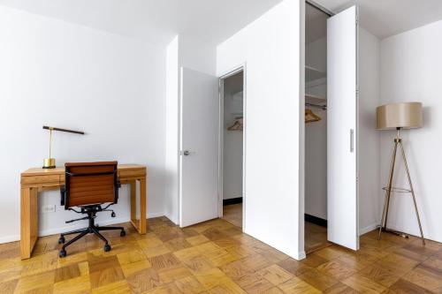 Midtown 1BR w Gym Doorman nr Central Park NYC-510, New York (Foto 4)
