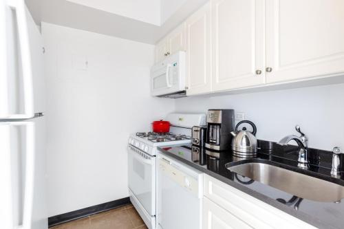 Midtown 1BR w Gym Doorman nr Central Park NYC-510, New York (Foto 6)