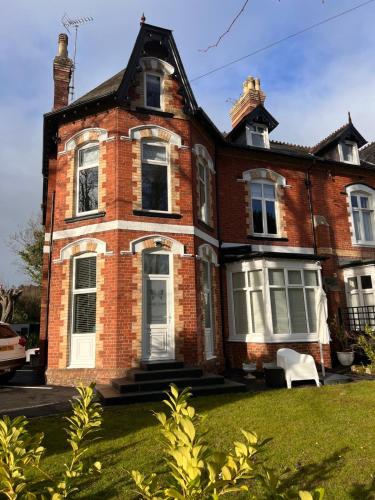 Green Corner Villa - Cosy Luxury in Central Torquay with Free Parking & EV chambre d'hôte Torquay Railway Station