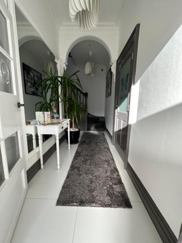 Green Corner Villa - Cosy Luxury in Central Torquay with Free Parking & EV