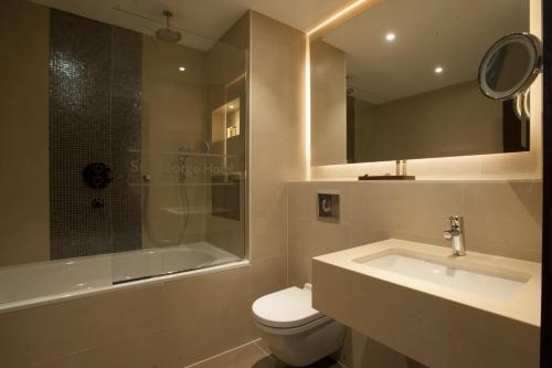 Bathroom, St George's Hotel - Wembley in Wembley