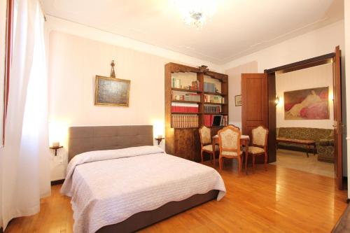 City Apartments Corner Canal View - image 12