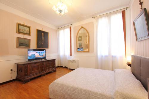 City Apartments Corner Canal View - image 11