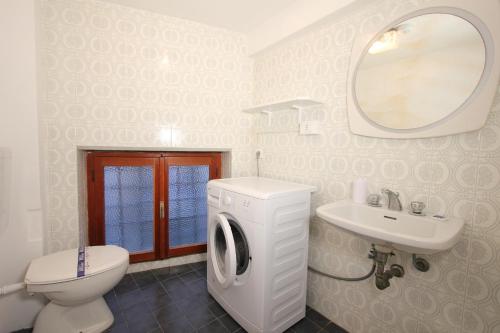 City Apartments Corner Canal View - image 3